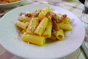 A plate of traditional carbonara on a Rome food tour.