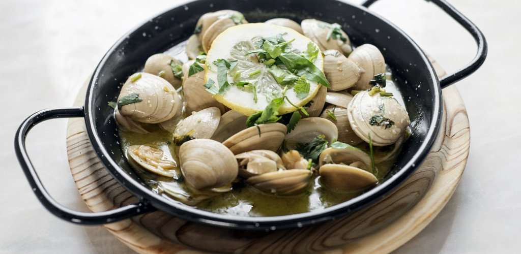image for Spanish Recipe for Almejas con Ajo (Clams with Garlic)