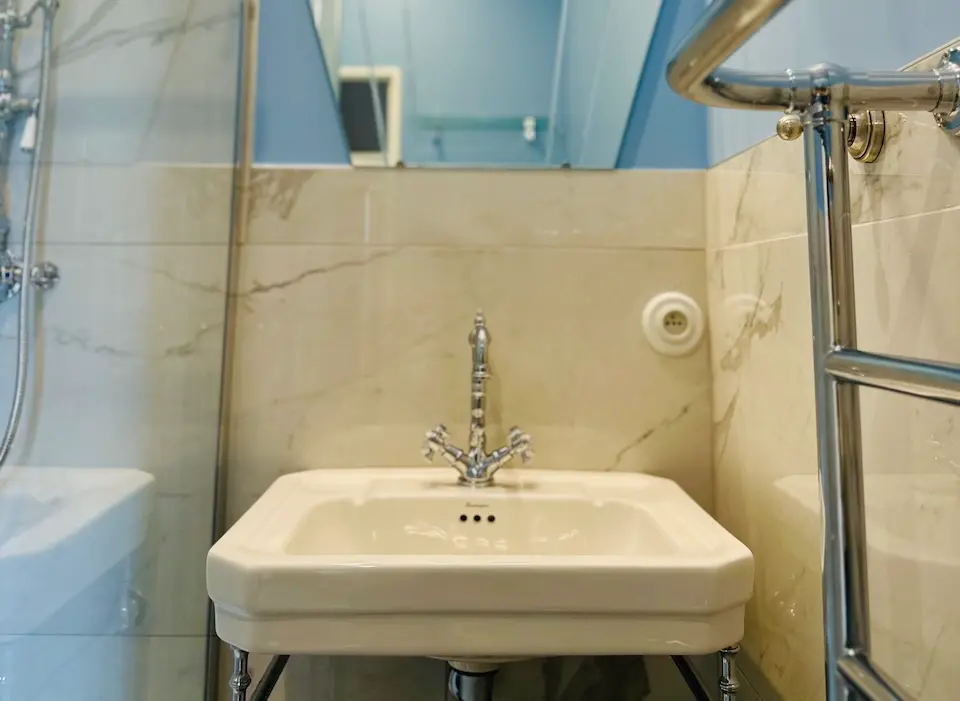 Image for Hollywood suite bathroom.