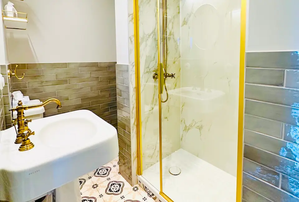 Image for Garden suite bath.