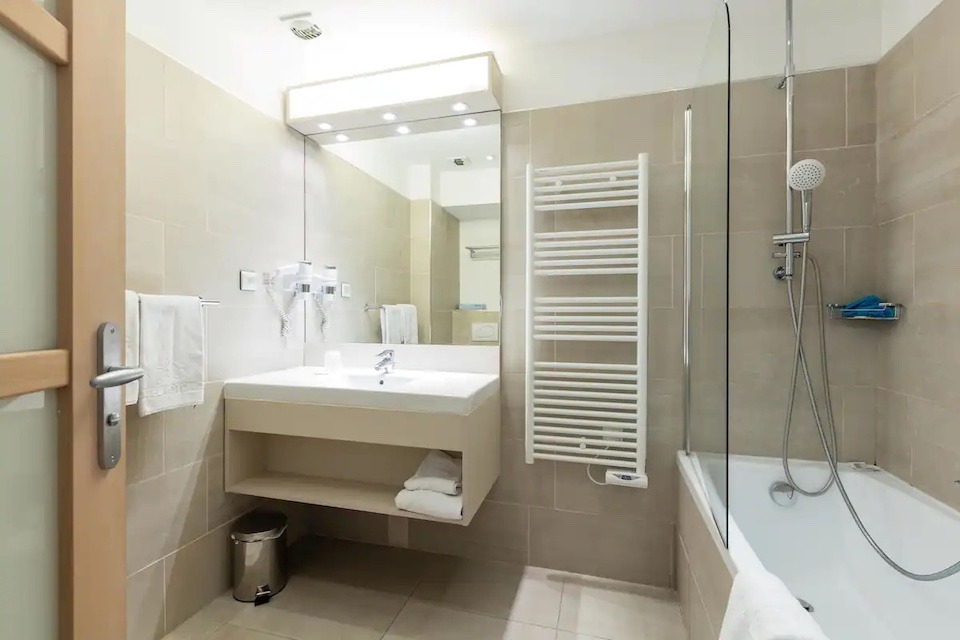 Image for Superior room bath at the Hotel Rotonde in Aix.