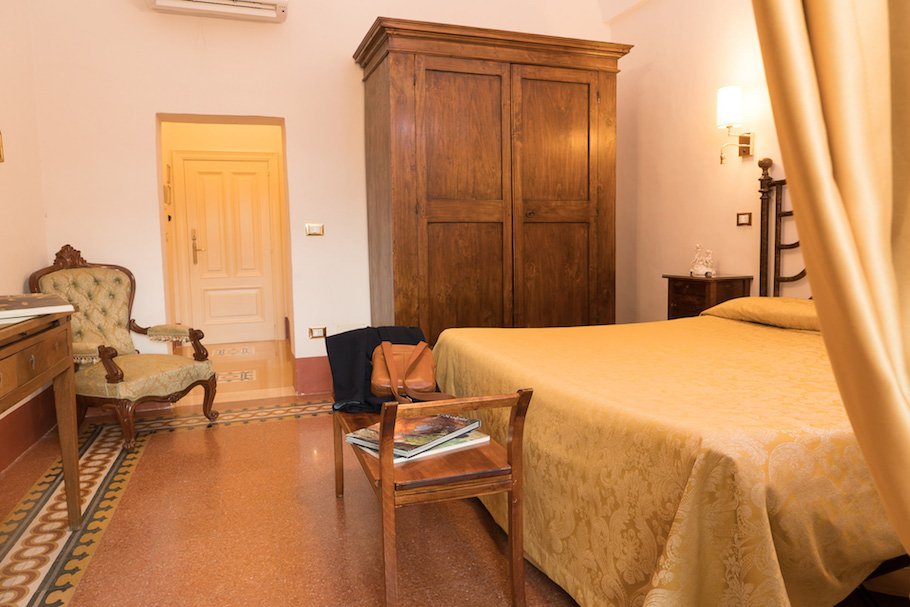 Image for A bedroom at the Masseria where you stay on your culinary tour in Puglia
