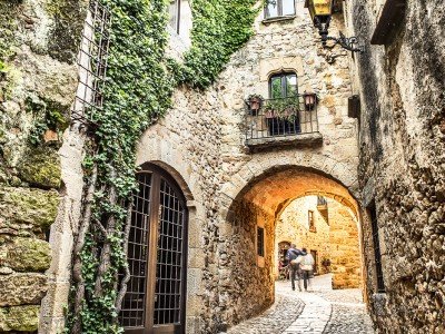 A view of a Spanish village visited during your culinary tour of Catalonia