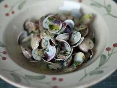 Clams freshly prepared on a cooking vacation in Spain