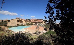 The pool and the hotel in Tuscany