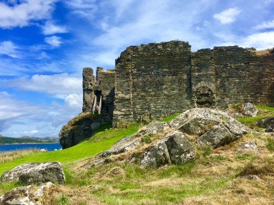 A beautiful day at Castle Sween on your culinary vacation in Scotland