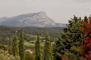 Mount Holy Victory during your gastronomic holiday in Provence