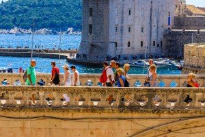 Tourist on the city walls of Dubrovnik during a culinary tour with TIK