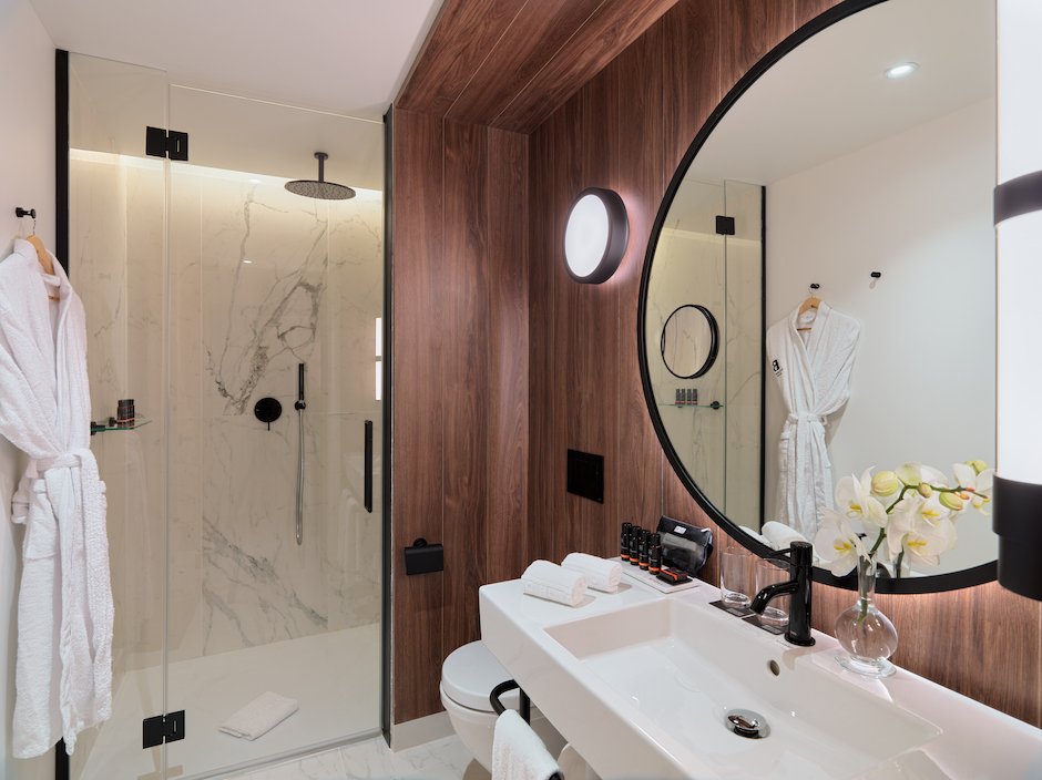 Image for Bathroom of H10 Madison, home during your culinary tour of Barcelona