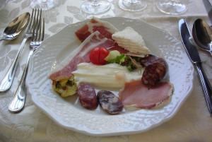 Traditional Abruzzese products for lunch.