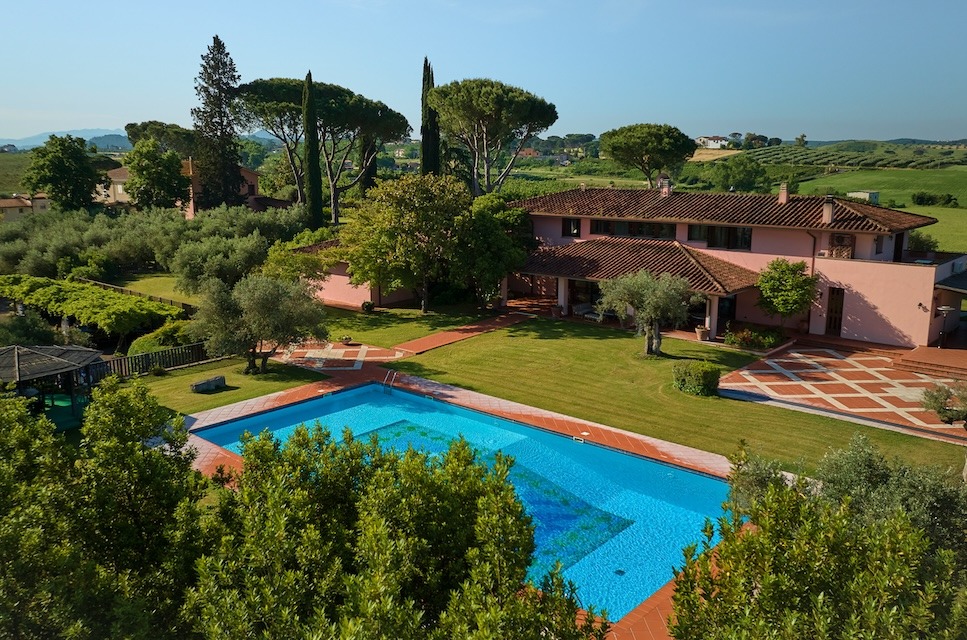 Image for A view the of villa in Italy.