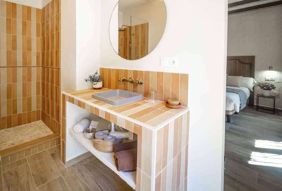Image for Bathroom at the Cueva del Gato eco hotel.